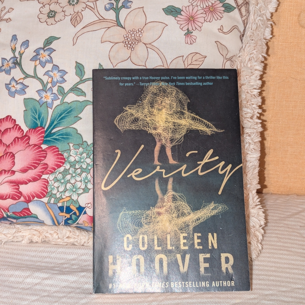 Verity by - Black and Gold Book